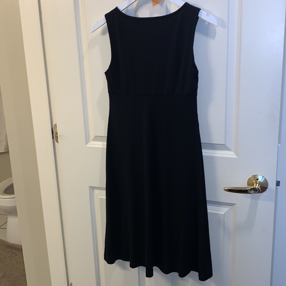 Versatile sleeveless black dress with ruching detail - Picture 4 of 5